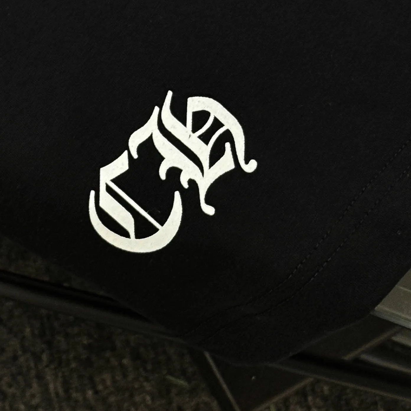 P180 Chrome Hearts Chrome Hearts 25 high version. The fabric is made of 300 grams of high-density cotton. It does not deform or shrink. It has three labels. It is the same style for men and women. Technology: Digital printing. Color: White. Black. SIZE: S-XL.
